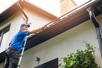Cleaning gutter in Seagate